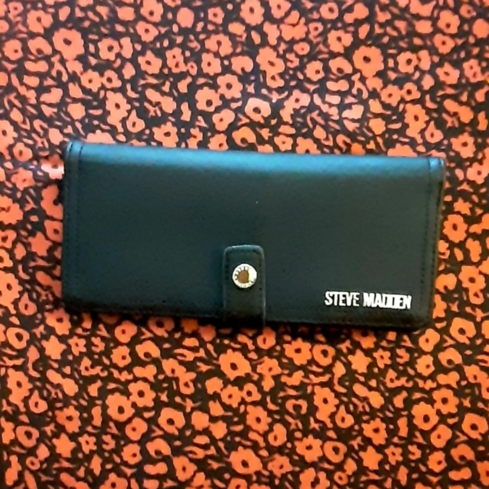 Luxury Steve Madden Black Leather Wallet With Gold-plated Writing And Gold Snap.